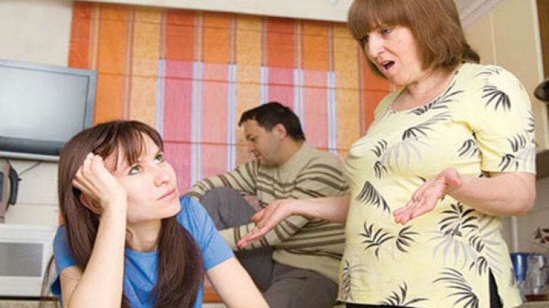 زوجي يقحم والدته في حياتنا