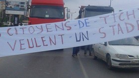 غلق طريق بجاية – سطيف بسبب ملعب كرة قدم!