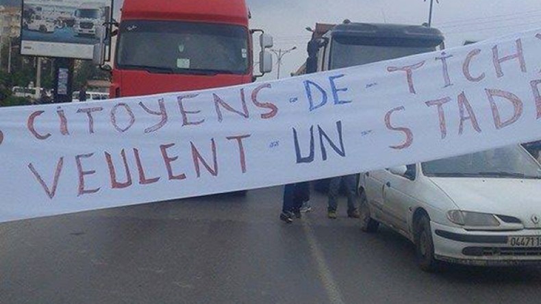 غلق طريق بجاية – سطيف بسبب ملعب كرة قدم!