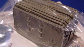 أمواج البحر تلفظ 30 كلغ من الكيف بمستغانم
