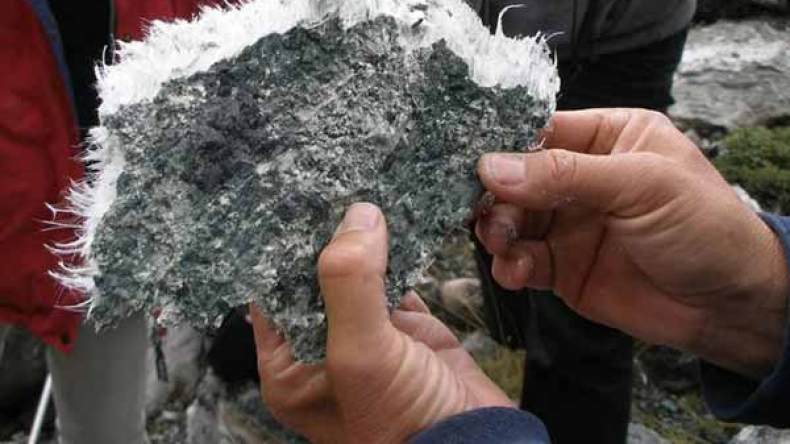 “الأميونت” الذي يهدد تلاميذ ابتدائية “ينينة علي” بمقلع