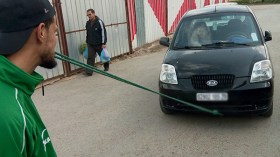 شاب يجر الحافلات والشاحنات بأسنانه في معسكر!