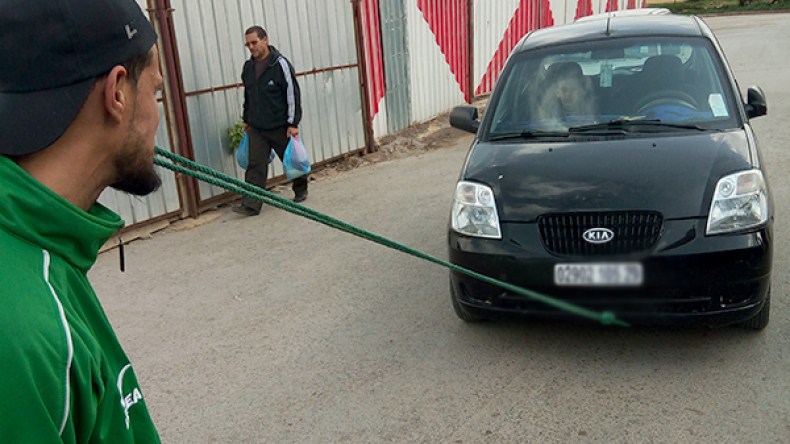 شاب يجر الحافلات والشاحنات بأسنانه في معسكر!