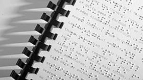 النشيد الوطني وخريطة الجزائر للمكفوفين بطريقة البراي