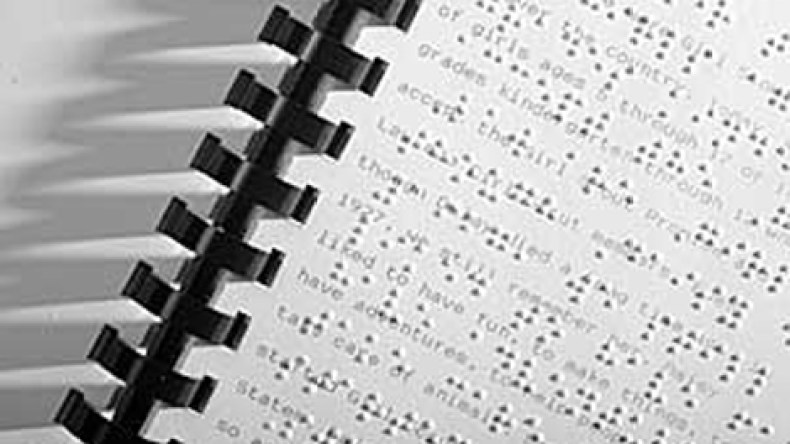 النشيد الوطني وخريطة الجزائر للمكفوفين بطريقة البراي