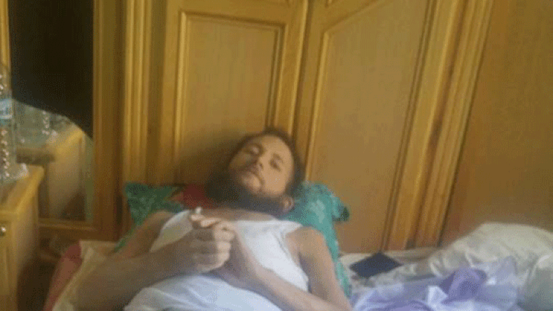 عامل نظافة يلتقط مرضا غريبا ويصاب بالشلل