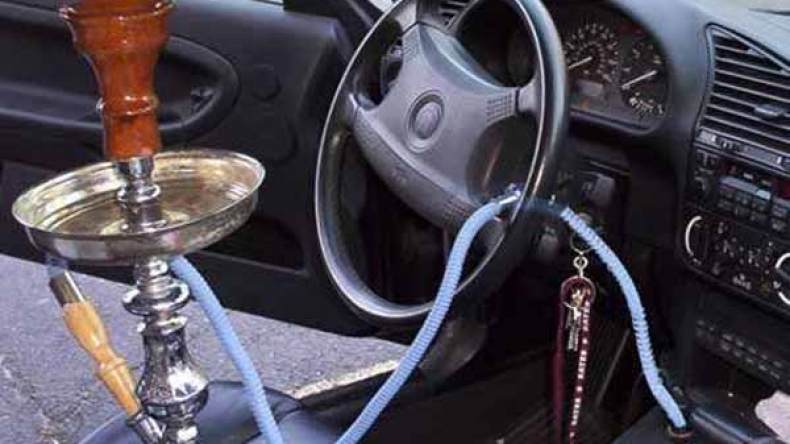 سائقون بتقرت يدخنون الشيشة خلال القيادة