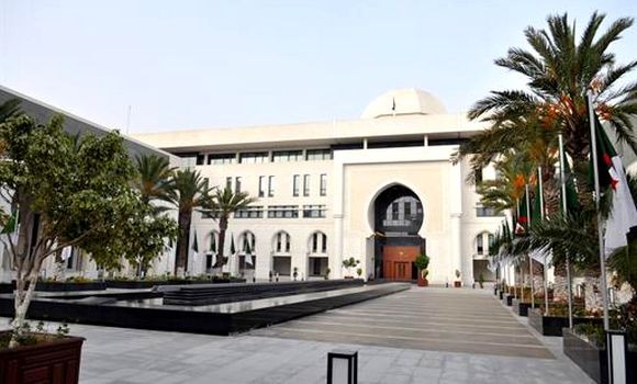 L'Algérie condamne la frappe aérienne “criminelle” contre la ville de Derna en Libye