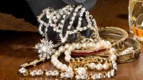 خادمة تخون الأمانة وتسرق كلّ مجوهرات صاحبة البيت!