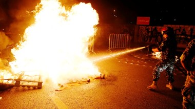 Au Liban, des milliers de manifestants se révoltent contre une hausse des taxes