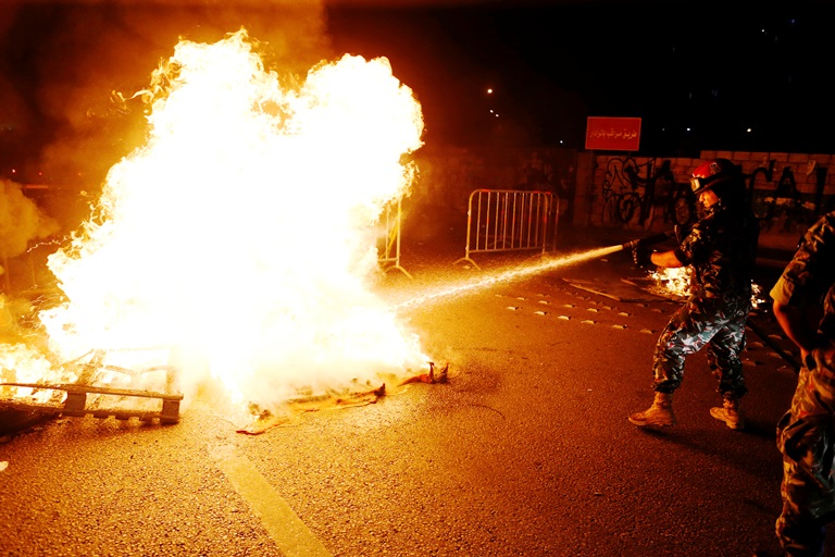 Au Liban, des milliers de manifestants se révoltent contre une hausse des taxes