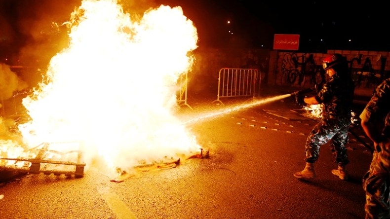 لبنان: حرائق ومظاهرات ووعيد بعصيان مدني