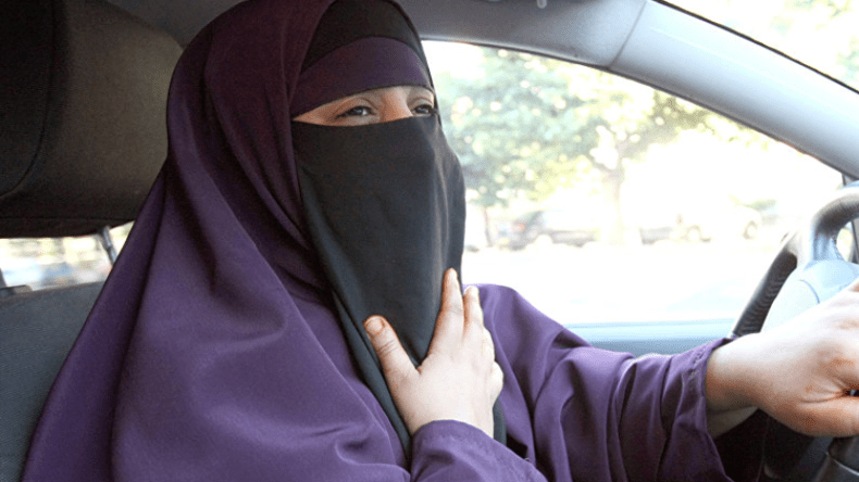 بدءا من الأحد.. رفع الحظر عن قيادة المرأة السعودية للسيارات