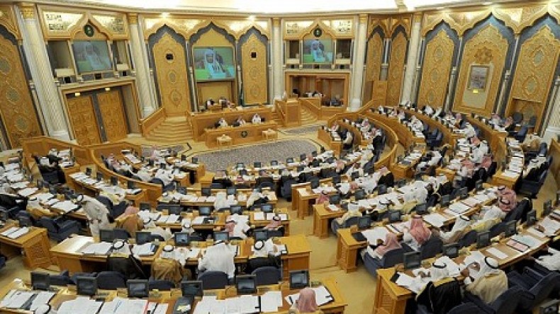 العاهل السعودي يُدخل النساء إلى مجلس الشورى
