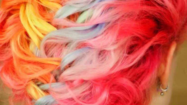 سيدات‮ ‬يصنعن الفرجة بألوان شعر‮ ‬غريبة في‮ ‬الأعراس