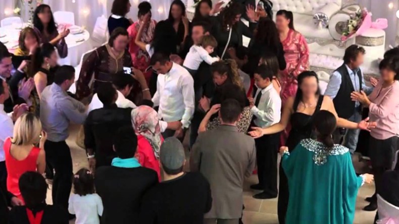 أعراس أشبه بملاهي‮ ‬ليلية في‮ ‬قاعات الحفلات‮!‬