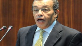 وزير المالية يُدافع عن الجمارك وينفي ابتزاز الجالية في الموانئ والمطارات