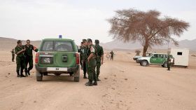 الجزائر تقيم عازلاً ترابياً على حدودها مع تونس