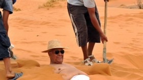 مرضى”الروماتيزم” يتسابقون للردم في رمال بريزينة في عز الحر