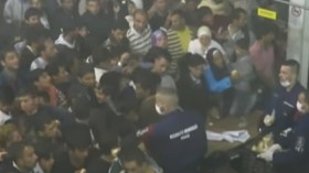 صور صادمة للشرطة المجرية وهي ترمي بالخبز للمهاجرين