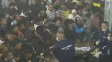 صور صادمة للشرطة المجرية وهي ترمي بالخبز للمهاجرين