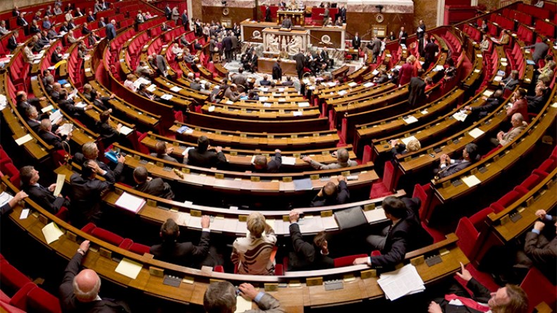 البرلمان الفرنسي يحشر أنفه في تعدد الزوجات بالجزائر!