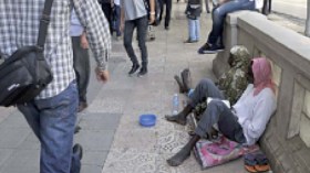 أفارقة‮ ‬يعبثون بالمصاحف لاستعطاف الجزائريين