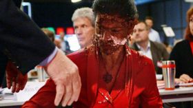 مناهض للفاشية يقذف وجه برلمانية ألمانية بقالب كيك!