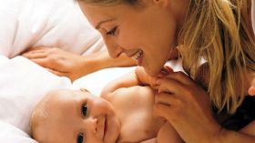 دراسة ألمانية: الأمهات يُدمِّن رائحة أطفالهن حتى هذه السن؟!