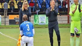 لاعب كرة قدم يطلب الزواج من حكم المباراة