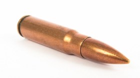 توقيف أمريكية تحمل طلقة سلاح رشاش “للذكرى”