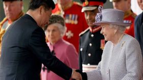 الملكة إليزابيث  تصف المسؤولين الصينيين “بالفظاظة”!