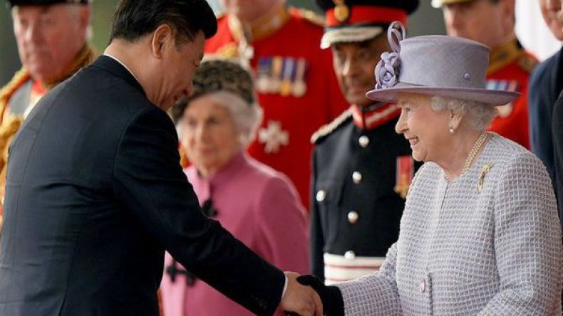 الملكة إليزابيث  تصف المسؤولين الصينيين “بالفظاظة”!