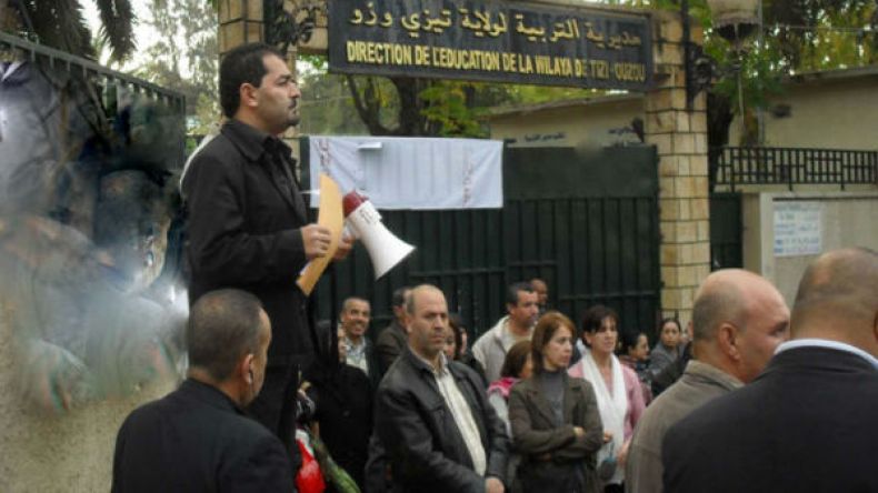 أساتذة يحتجون على “اعتداء شرطية” على زميلتهم بتيزي وزو