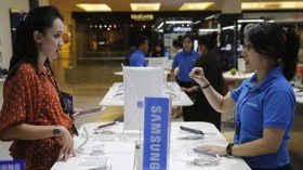 “سامسونغ” تجمد رواتب موظفيها