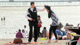 هكذا فضح مشهد تمثيلي بريطاني عنصرية الفرنسيين؟!