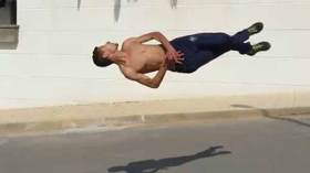 بلال.. الفتى الطائر الذي يصنع الحدث في شوارع وهران