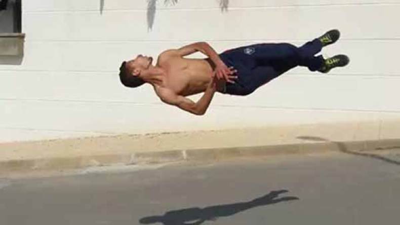 بلال.. الفتى الطائر الذي يصنع الحدث في شوارع وهران