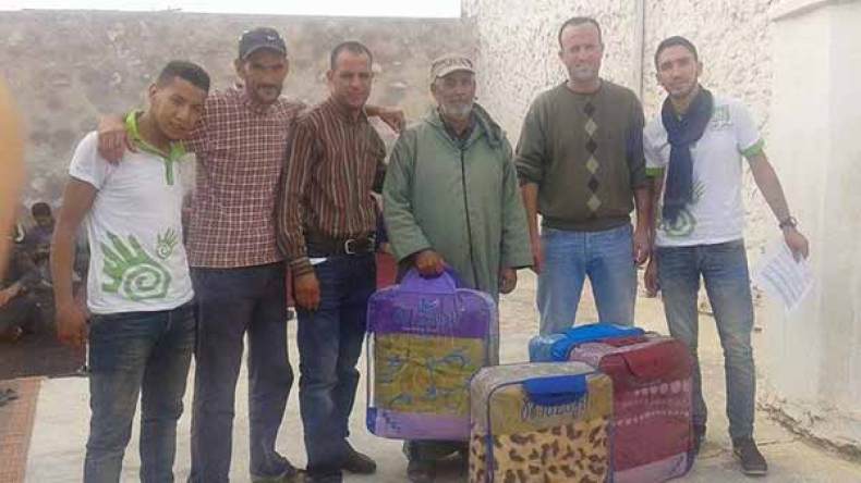 شباب يتكفلون بتوزيع الأغطية على الفقراء بحاسي مسعود