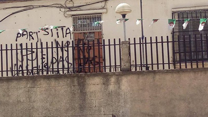 محتجون يغلقون مكتب “مير” في تيزي وزو بواسطة جدار