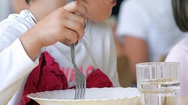 Des maires font manger aux élèves des macaronis et des lentilles, et les fruits vont aux plus chanceux