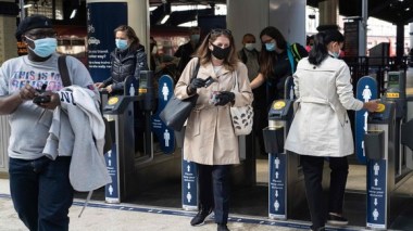 L’Europe rouvre ses frontières, la Chine s’inquiète d’une nouvelle vague