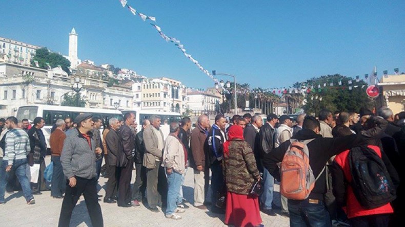 طوابير لمئات الأمتار لشراء البطاطا من “قاعة ثقافية” بسكيكدة