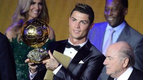 رونالدو يفوز بالكرة الذهبية لعام 2013
