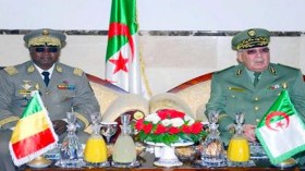 الفريق قايد صالح يستقبل رئيس الأركان العامة للجيوش المالية