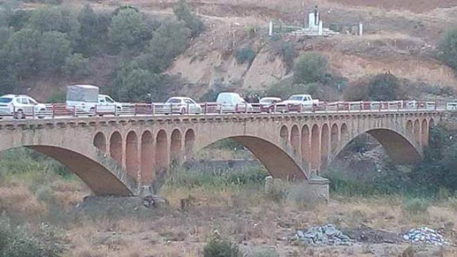 جسر من العهد الاستعماري يؤرق السائقين ببجاية