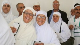 100 مسن يؤدون مناسك الحج بينهم أولياء ضحايا الطائرة المنكوبة