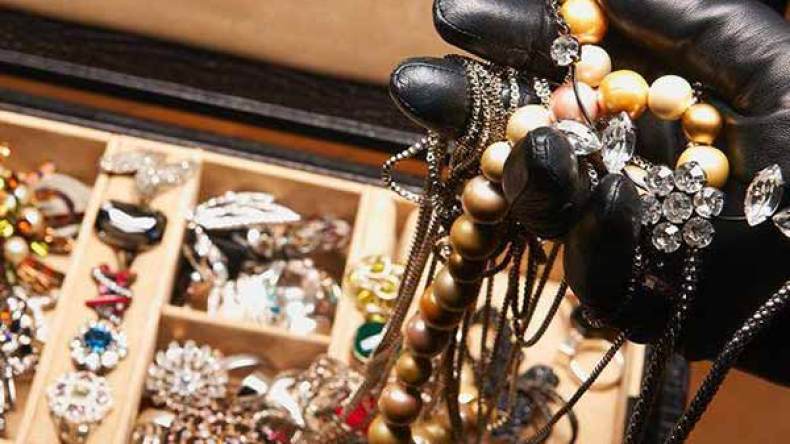 عصابة تحرض مراهقا على سرقة مجوهرات جدته بسكيكدة