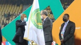 سفير الجزائر بالكاميرون يستلم مشعل شرف تنظيم “شان” 2023