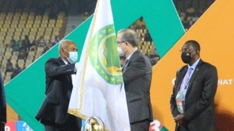 سفير الجزائر بالكاميرون يستلم مشعل شرف تنظيم “شان” 2023